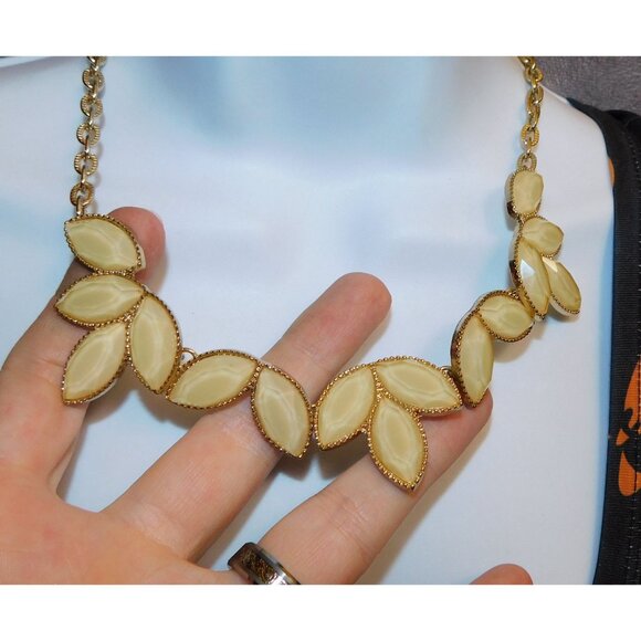 Retro Cream Shimmer Floral Leaf Costume Necklace - Picture 2 of 4